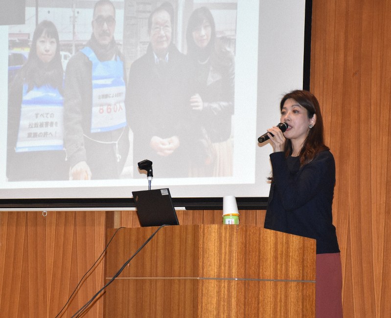 愛媛県主催の拉致問題研修会で講演する半井小絵さん=松山市一番町4の県庁で2019年12月11日午後4時10分、遠藤龍撮影