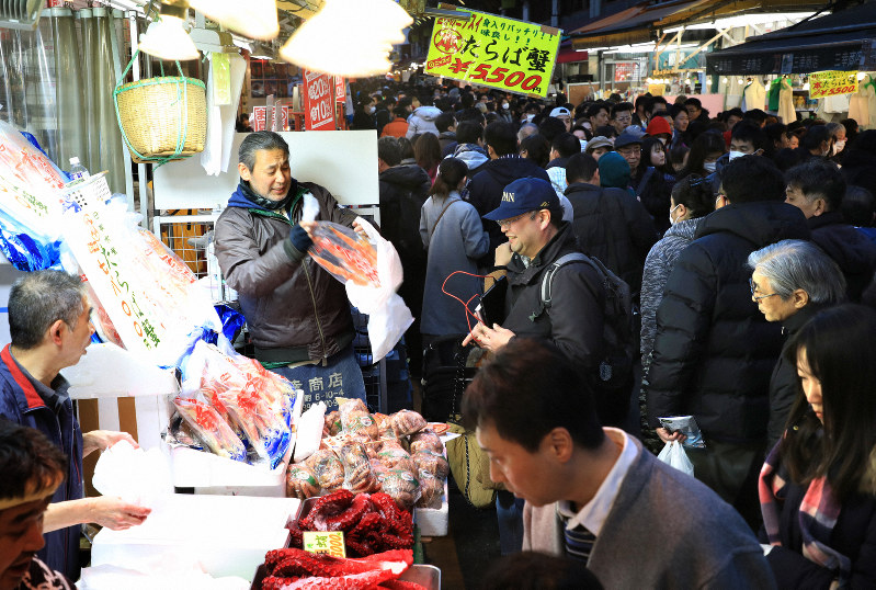 正月を前に、大勢の買い物客でにぎわうアメ横商店街=東京都台東区で2019年12月29日午後4時11分、梅村直承撮影