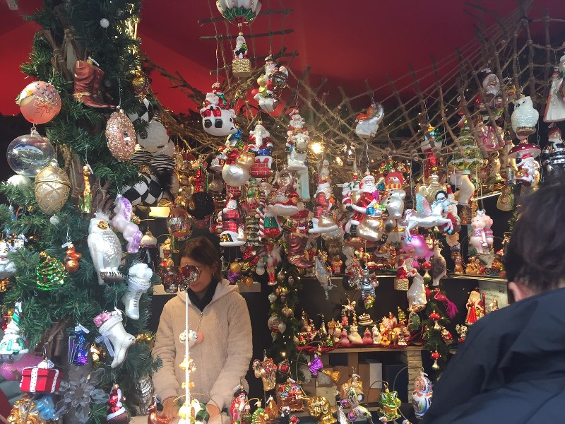 クリスマスマーケットに並ぶ色とりどりのクリスマス飾り