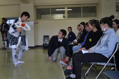 田園調布雙葉高生との交流で「七福神」をコミカルに演じる大槌高校復興研究会の２年生＝岩手県大槌町で