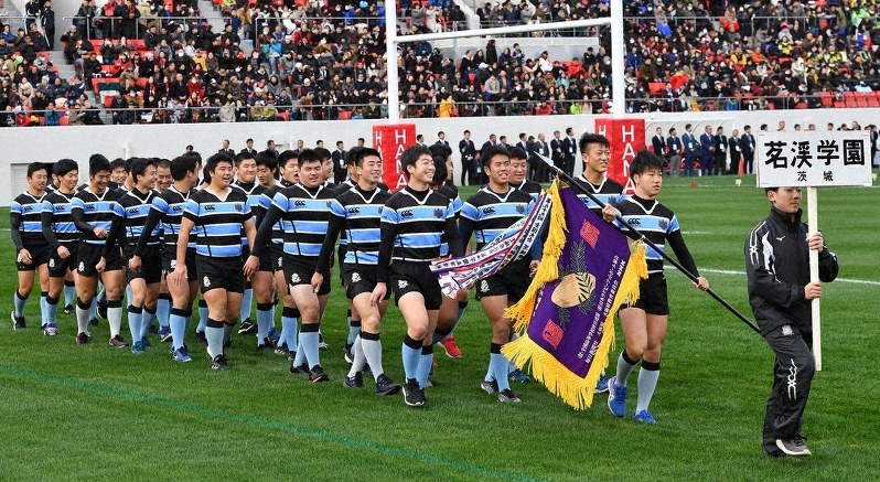 入場行進する茗渓学園の選手たち=東大阪市花園ラグビー場で、猪飼健史撮影