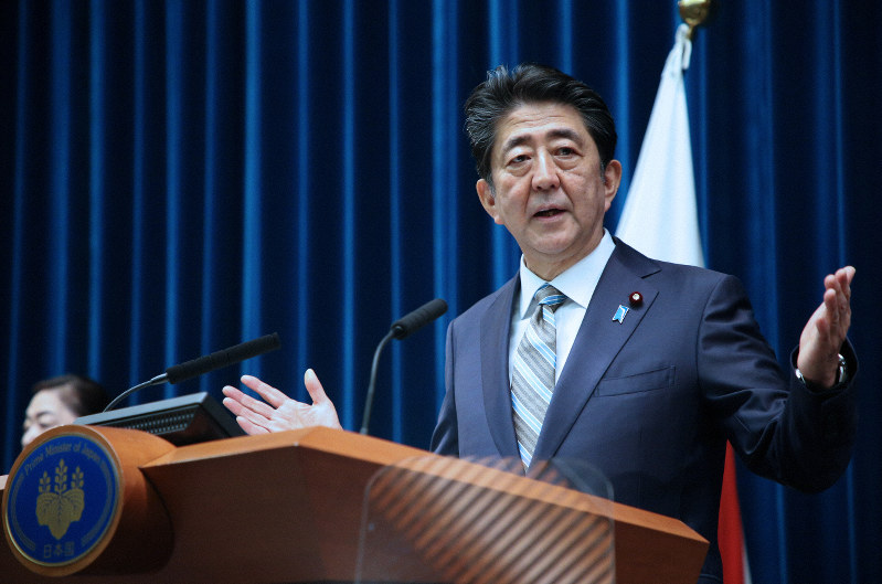 臨時国会が閉会し、記者会見で質問に答える安倍晋三首相=首相官邸で19年12月9日