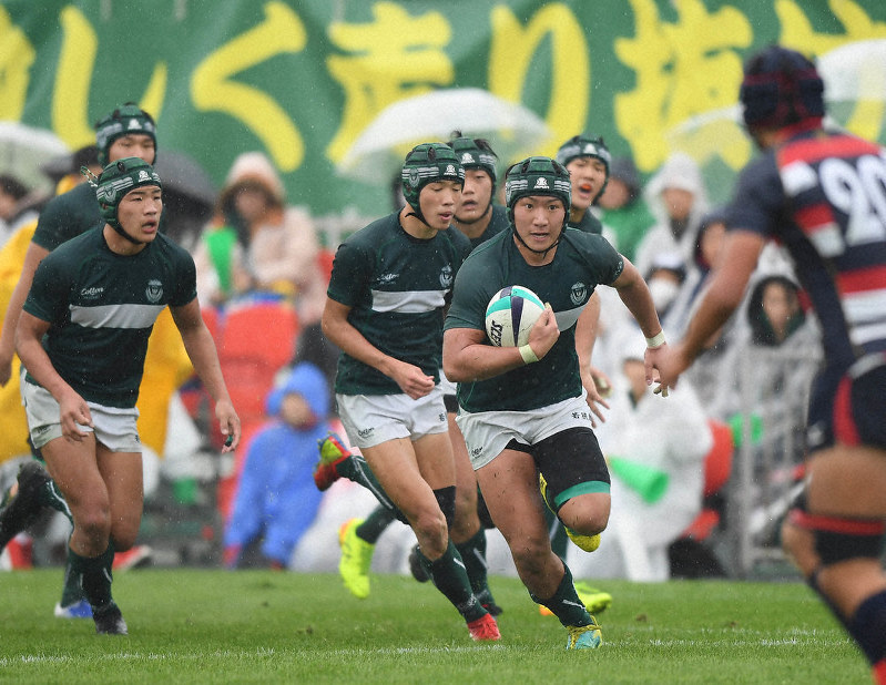 【佐賀工97-0若狭東】後半、攻め上がる若狭東の選手たち=東大阪市花園ラグビー場で、久保玲撮影