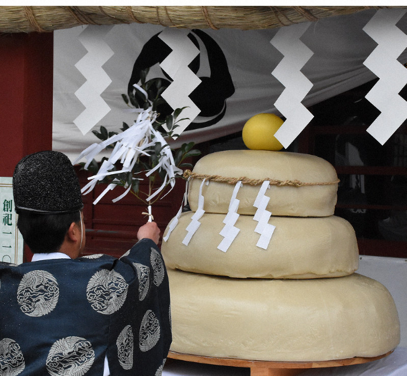 どっしりと安定した年に…700キロ大鏡餅奉納 栃木・安住神社 | 毎日新聞