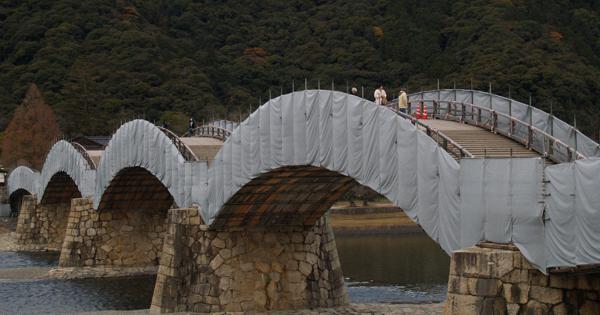春が待ち遠しい－－山口・錦帯橋、シートに覆われ年越し 5年に1度の