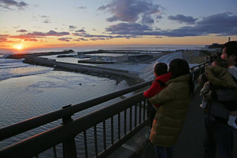 富岡漁港で初日の出を見つめる家族連れ=福島県富岡町で2020年1月1日午前6時51分、和田大典撮影