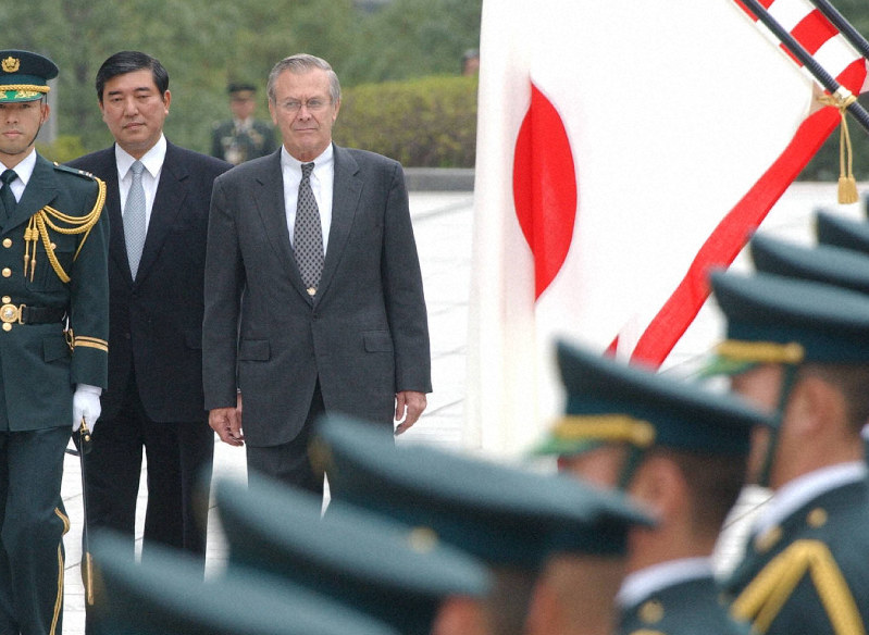 栄誉礼を受けるラムズフェルド米国防長官(中央)=防衛庁で2003年11月15日、武市公孝写す