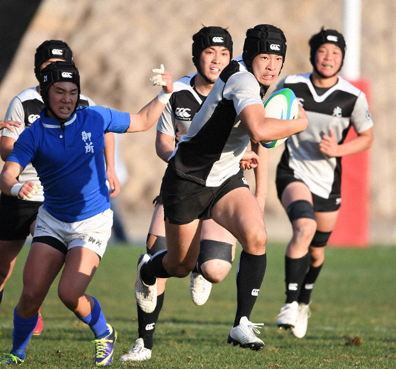 【御所実65-3光泉】後半、ディフェンスをかわし突進する光泉の三宅颯馬=東大阪市花園ラグビー場で、山崎一輝撮影