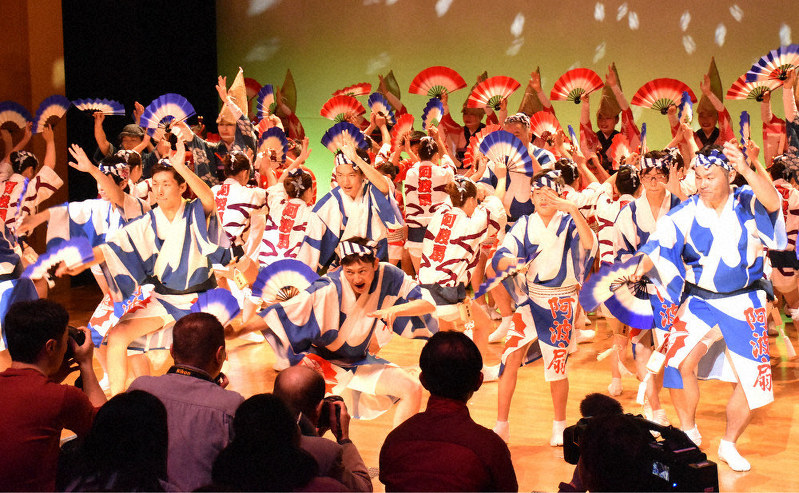 新春に阿波踊りを披露する「阿波扇」の踊り手ら=徳島市新町橋2の阿波おどり会館で、松山文音撮影