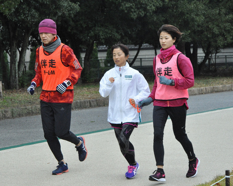 大濠公園を走る道下選手(中央)と河口さん(右)