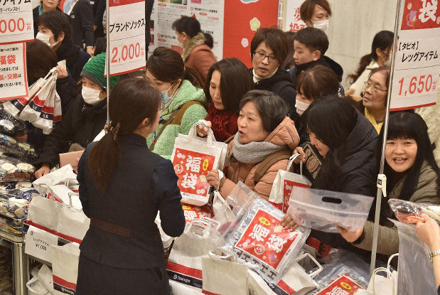 初売り 百貨店に行列 福袋大盛況 熊本 鹿児島 熊本 毎日新聞