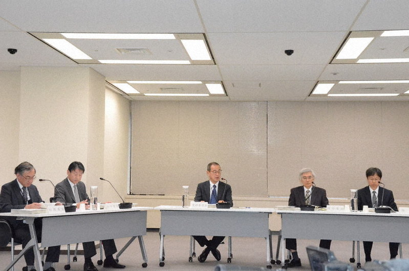 原子力規制委員会の5人の委員=東京都港区六本木1の規制委で2019年11月27日、荒木涼子撮影