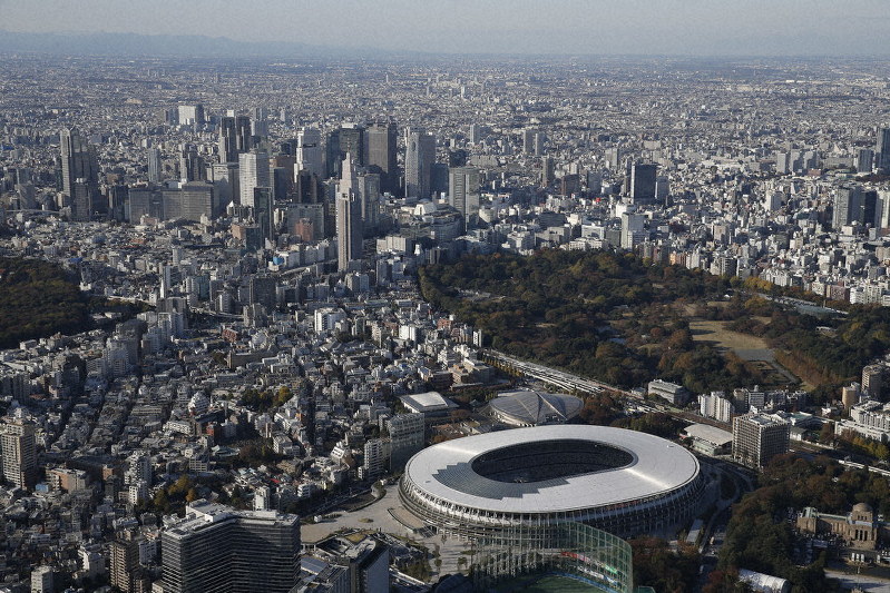 2020年の景気は東京五輪・パラリンピックと切っても切れない(手前は国立競技場)=2019年11月30日、本社ヘリから