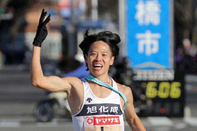 １位でフィニッシュする旭化成のアンカー・鎧坂哲哉＝前橋市で２０２０年１月１日、喜屋武真之介撮影