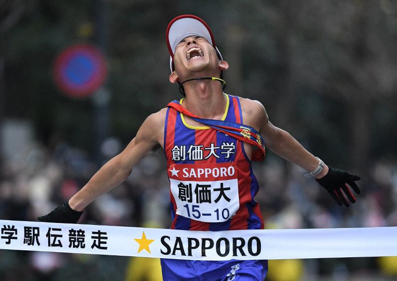 フィニッシュする創価大の嶋津雄大選手