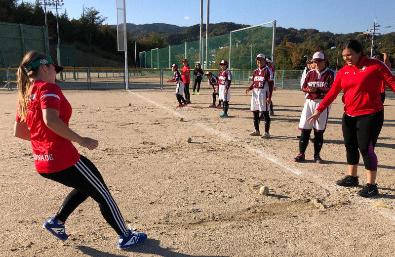 御調高女子ソフトボール部と合同練習するメキシコ五輪代表選手=県立御調高提供