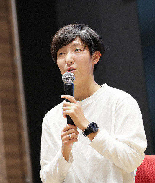 日本スポーツ協会が初めてLGBTをテーマに開催した指導者向け講習会で講演する下山田志帆選手=東京都新宿区で2019年12月21日、吉田航太撮影