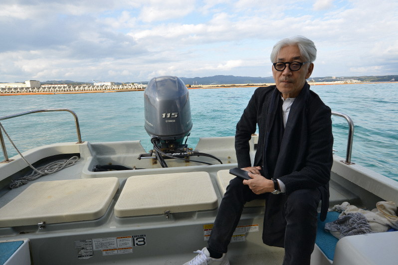 新基地建設が進む名護市辺野古沖を視察する坂本龍一さん=3日午後、琉球新報提供
