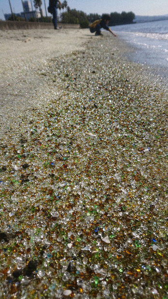 キラキラ砂浜インスタ映えで人気 アサリ集めた人工砂、人も呼び込む