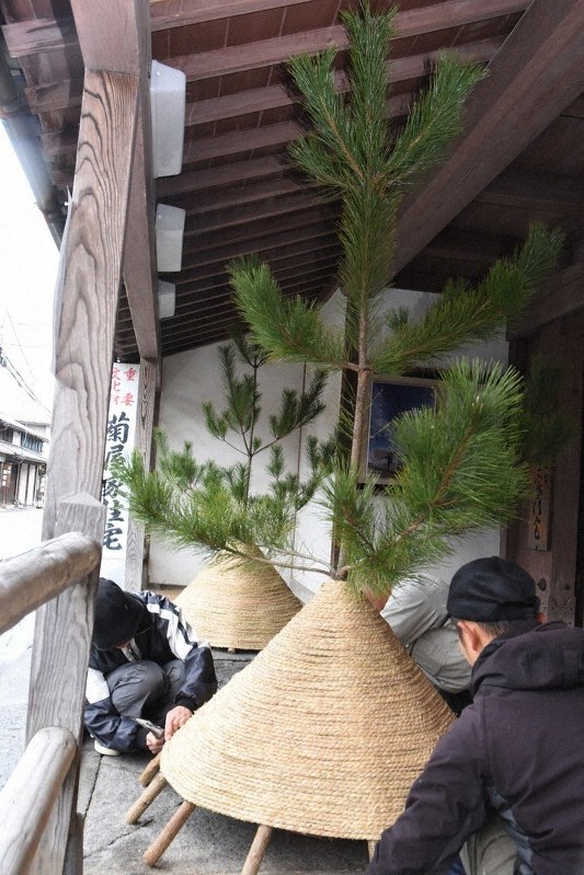 城下町に古式門松 萩 菊屋家住宅 山口 毎日新聞
