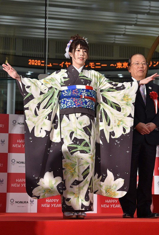 東京五輪200日前 東証で各国をイメージした着物披露 [写真特集6/6