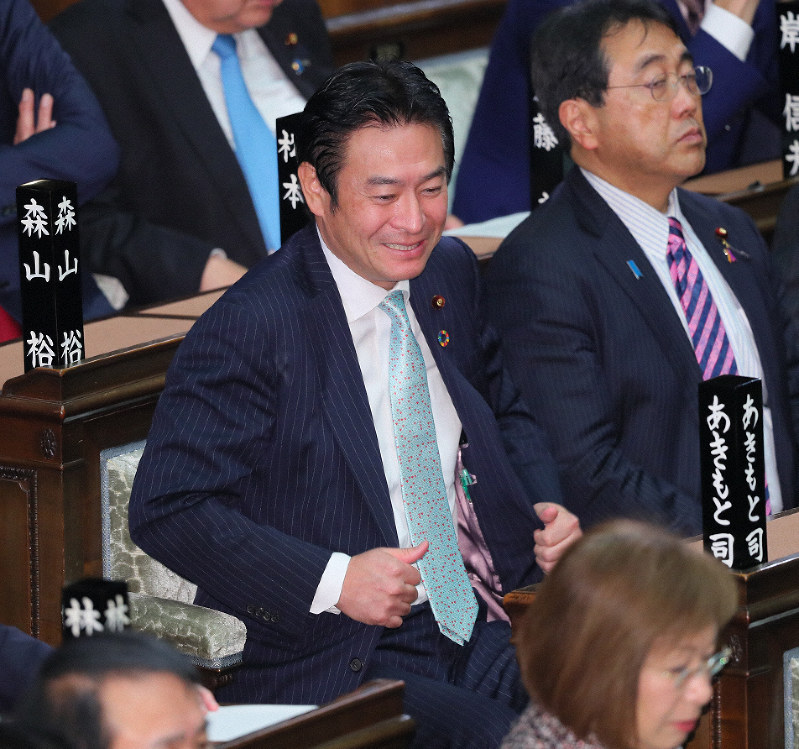 衆院本会議に臨む自民党の秋元司衆院議員(中央)=国会内で2019年12月9日午後4時半、長谷川直亮撮影
