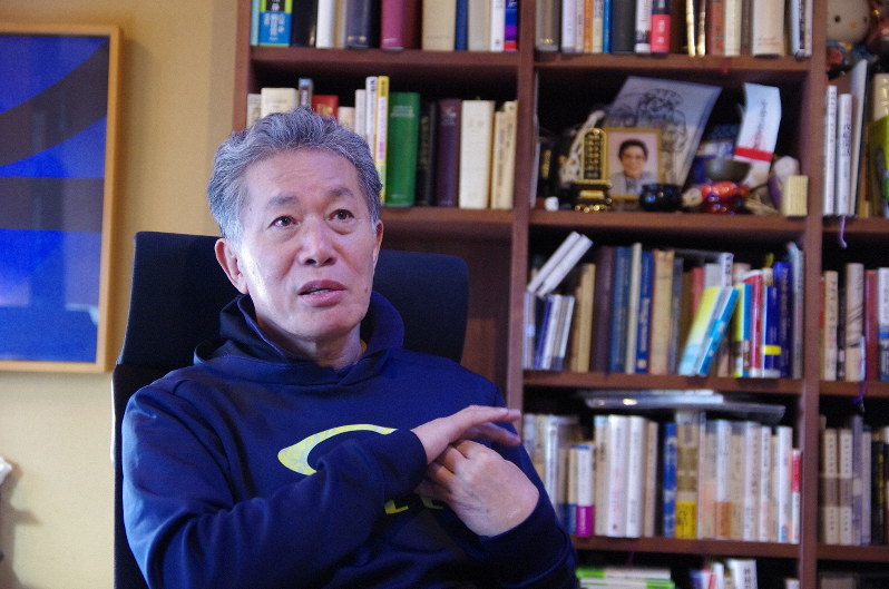 思想家の内田樹さん=神戸市東灘区の「凱風館」で2019年12月27日、吉井理記撮影