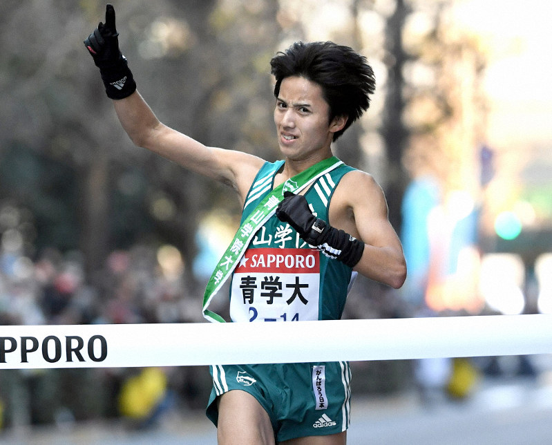 2年ぶりの総合1位でフィニッシュする青学大のアンカー・湯原慶吾=東京都千代田区で2020年1月3日、竹内紀臣撮影