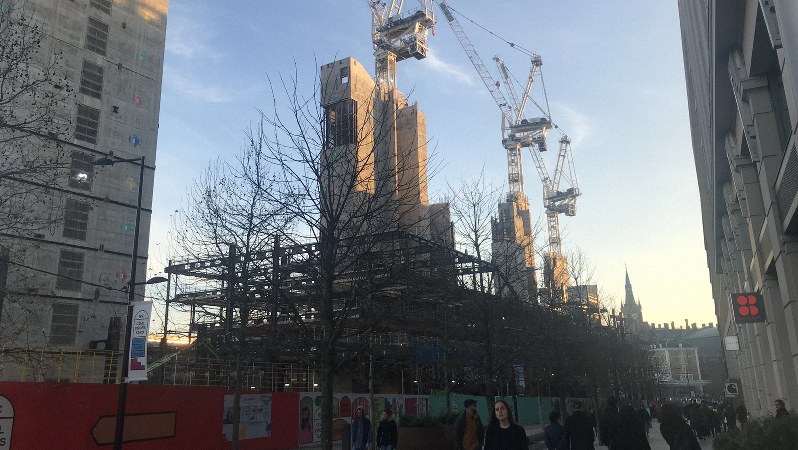 再開発エリアで進むグーグルの新社屋建設の現場=英国ロンドンで2019年12月29日、横山三加子撮影