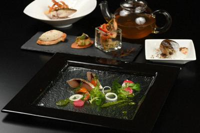 （手前から時計回りに）関サバのマリネ、前菜盛り合わせ、ポワレとコンソメ、関サバと干しシイタケのブラックオリーブ焼き＝大阪市阿倍野区で、山田尚弘撮影