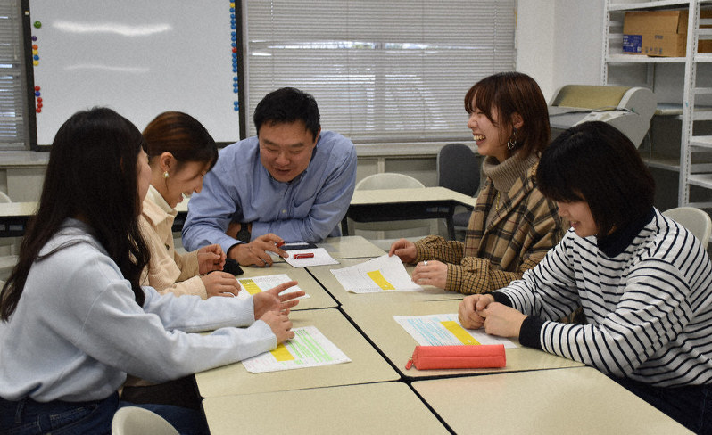 ボート日本代表候補の合宿に同行する日程を打ち合わせる新潟医療福祉大の学生たち。中央は渋谷准教授=新潟市北区の同大で