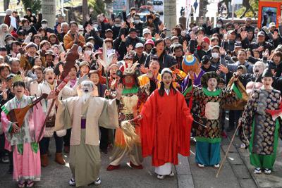 「ワッハッハッ」と参拝客らと一緒に笑い初えびすを盛り上げる七福神＝愛知県瀬戸市の深川神社で、兵藤公治撮影