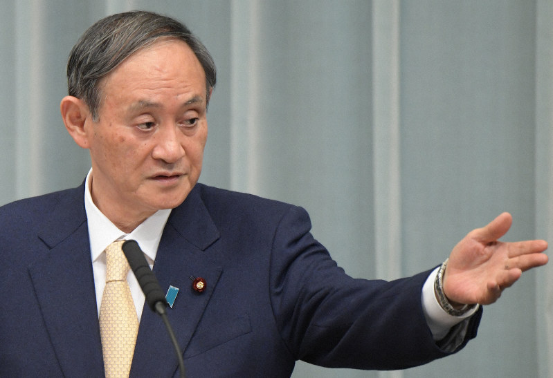 今年初めての閣議を終えて記者会見で質問を受ける菅義偉官房長官=首相官邸で2020年1月7日午後0時6分、川田雅浩撮影