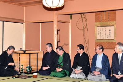 厳かに裏千家の奉告献茶式 次期家元の敬史氏が 若宗匠 に 京都 毎日新聞