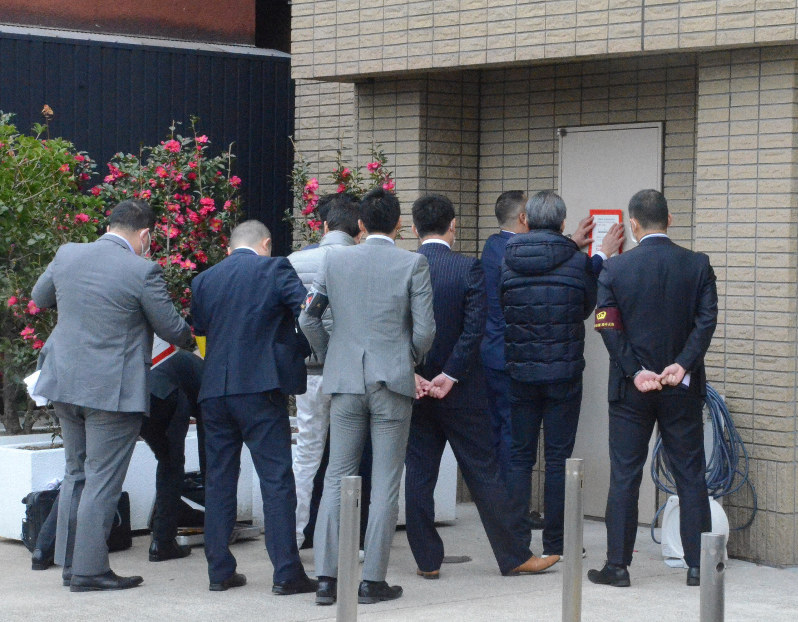 黄色い標章で組事務所立ち入り禁止に 山口組など特定抗争指定暴力団を公示 毎日新聞