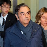 弁護士事務所を出るカルロス・ゴーン前会長（中央）。右は妻キャロルさん＝東京都千代田区で2019年4月3日午後7時13分、長谷川直亮撮影