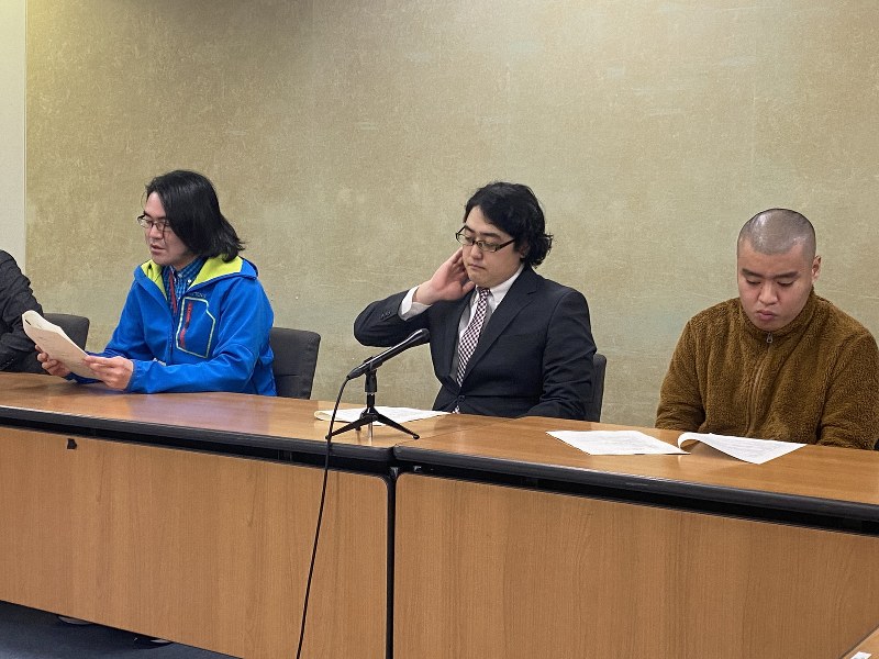 記者会見するウーバーイーツユニオンの前葉委員長(中央)ら=厚生労働省で