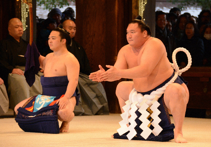 白鵬、鶴竜両横綱が明治神宮で奉納土俵入り「いつも新鮮」 | 毎日新聞