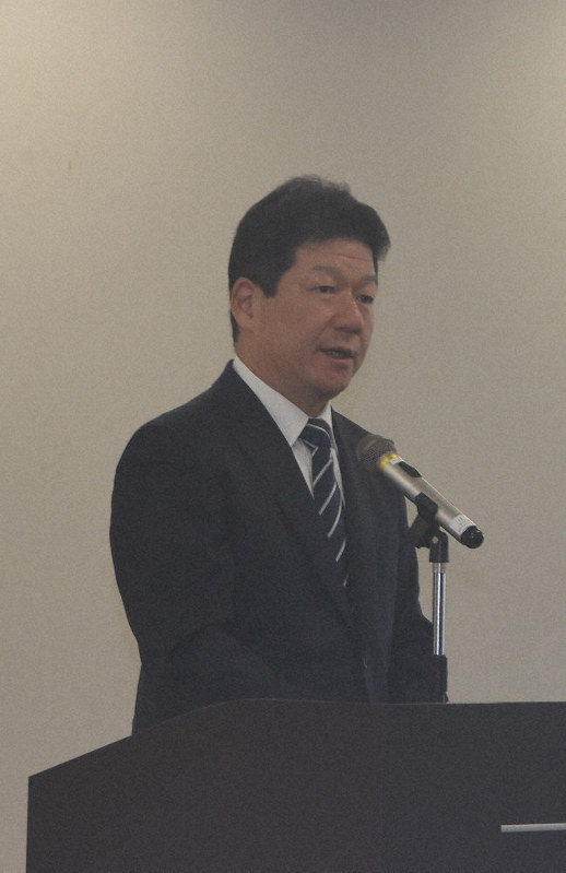 仕事始め式で訓示する今林寛幸本部長=岐阜県警本部で
