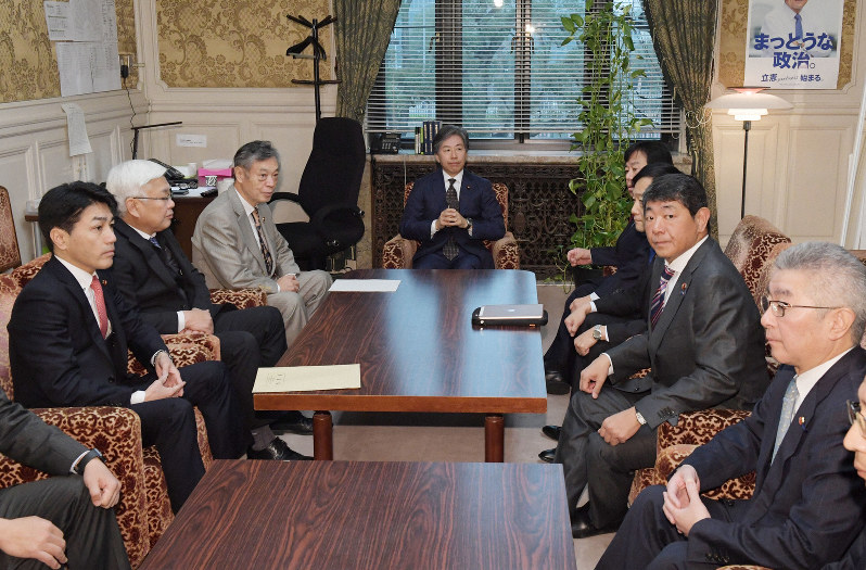 野党国対委員長会談に臨む立憲民主党の安住淳国対委員長(中央)ら=国会内で2020年1月8日午前9時31分、川田雅浩撮影