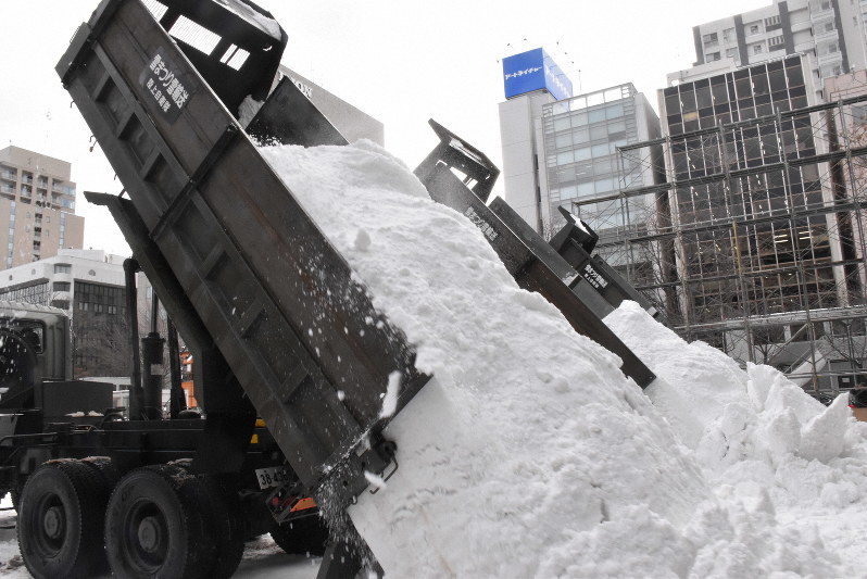 さっぽろ雪まつり 雪の搬入作業本格化 記録的な雪不足 遠方からも運搬 毎日新聞