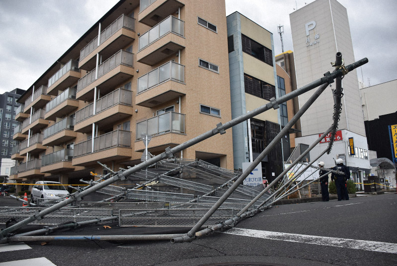 強風でマンション補修の足場倒れる けが人なし 滋賀 毎日新聞