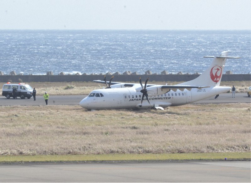 着陸機が滑走路を離脱 強風にあおられる 奄美空港で日本エアコミューター 毎日新聞
