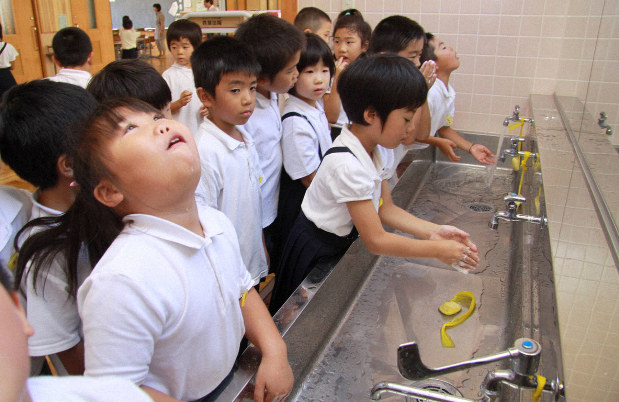 手洗いとうがいをする子どもたち