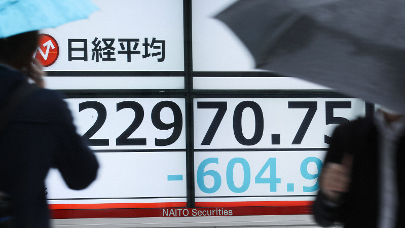日経平均株価が下落し、600円以上の大幅な値下がりを示す株価ボード=東京都中央区で2020年1月8日、吉田航太撮影