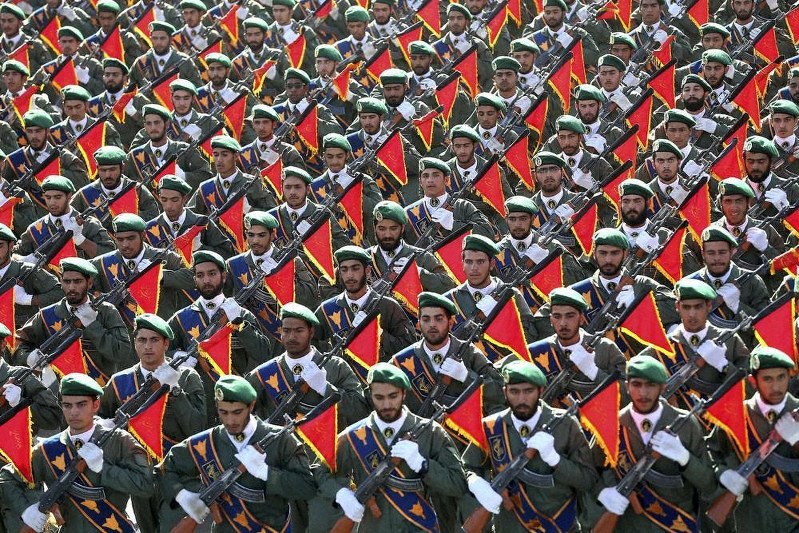 軍事パレードで行進する革命防衛隊=イラン首都テヘラン郊外で2016年、AP共同