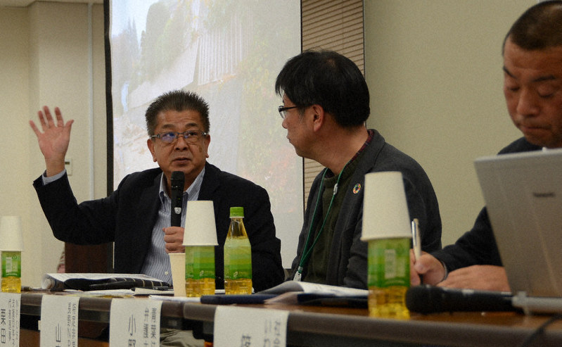 台風19号の状況を話し会う全国情報共有会議で、在宅被災者の現状などを訴える栗田暢之さん(左)=東京都新宿区で2019年12月3日、井上元宏撮影