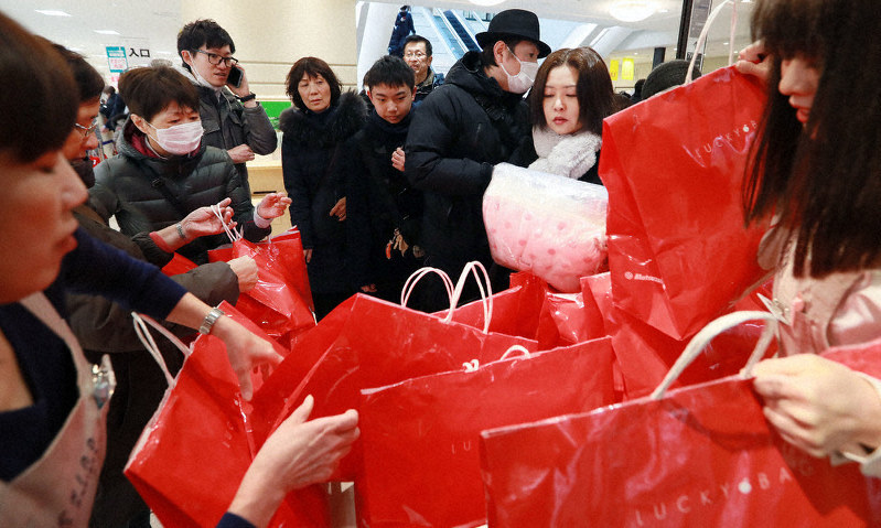 初売りに長蛇の列 北海道 毎日新聞