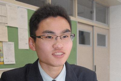 高校生部門優秀賞の喜びを語る美幌高校の佐々木快さん＝北海道美幌町の美幌高校で