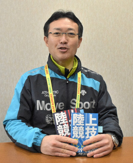 陸上競技のルールブックを手に東京五輪・パラリンピックへの思いを語る藤村徳寿さん=青森市馬屋尻の青森工業高で